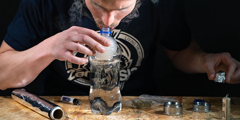 bucket bong: Duw De Bong In Het Water