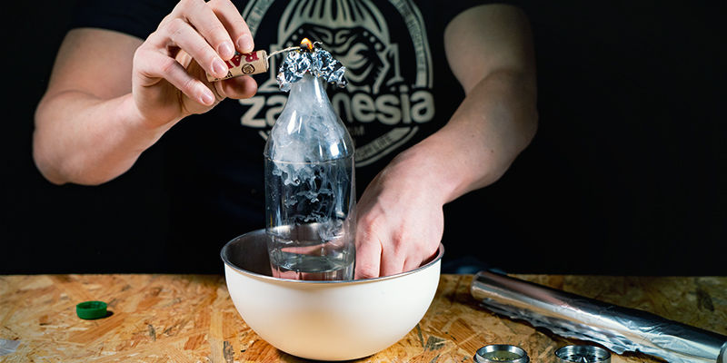 waterfall bong: Houd Een Vlam Bij De Bowl En Laat Het Carbgat Los