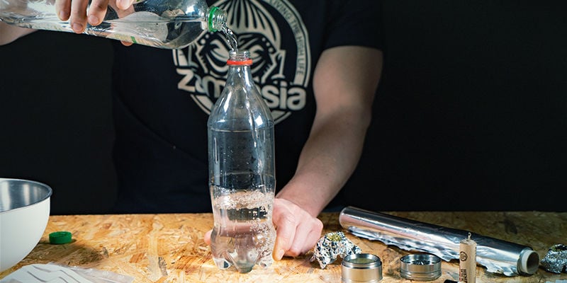 waterfall bong: Vul De Fles Met Water En Dek Het Carbgat Af