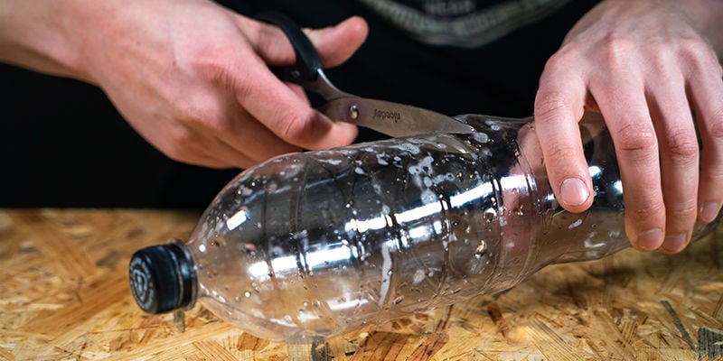 bucket bong: Snijd De Onderkant Van De Tweede, Grotere Fles