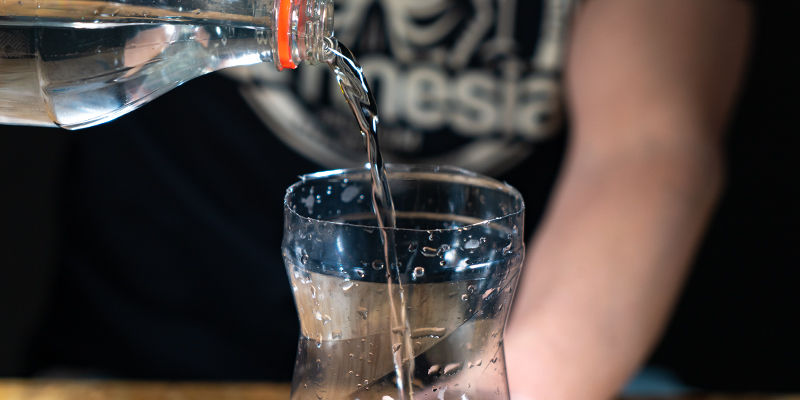 bucket bong: Vul Je Bucket Met Water