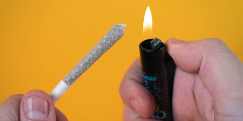 Hoe rol je een joint die niet ongelijkmatig brandt: Steek je joint op de juiste manier aan