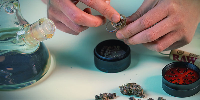 Gebruik Bong: Vul bowl met wiet