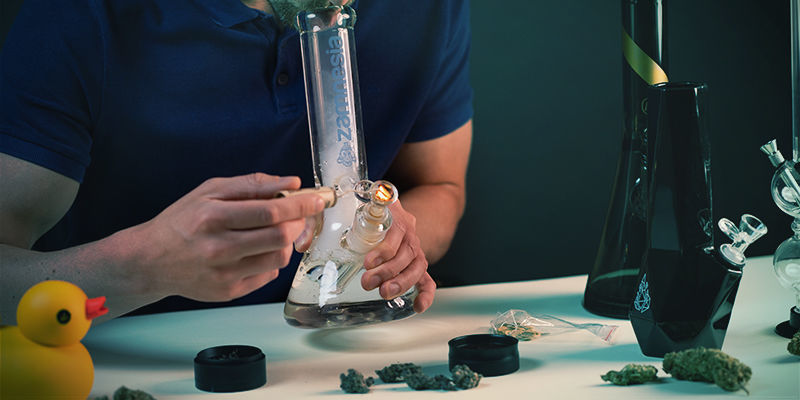 Gebruik Bong: Zet de bong aan lippen en steek bowl aan