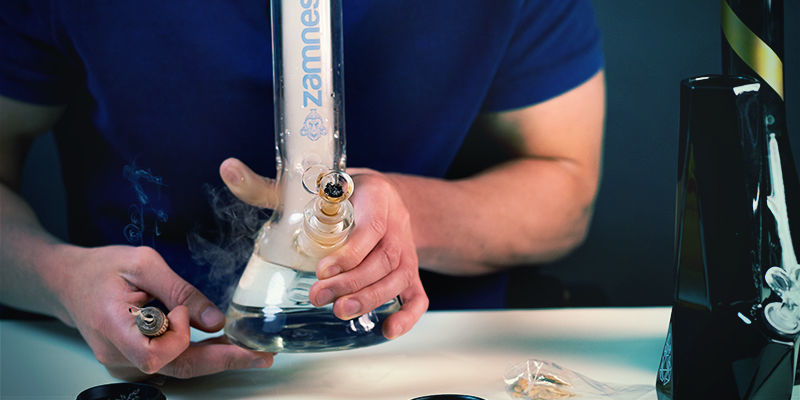 Gebruik Bong: Laat carb-gat los en inhaleer