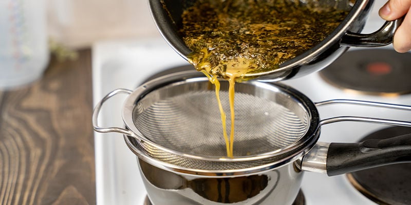 Haal na 2-3 uur de boter van het vuur en giet het door een zeef of kaasdoek in een hittebestendig bakje.