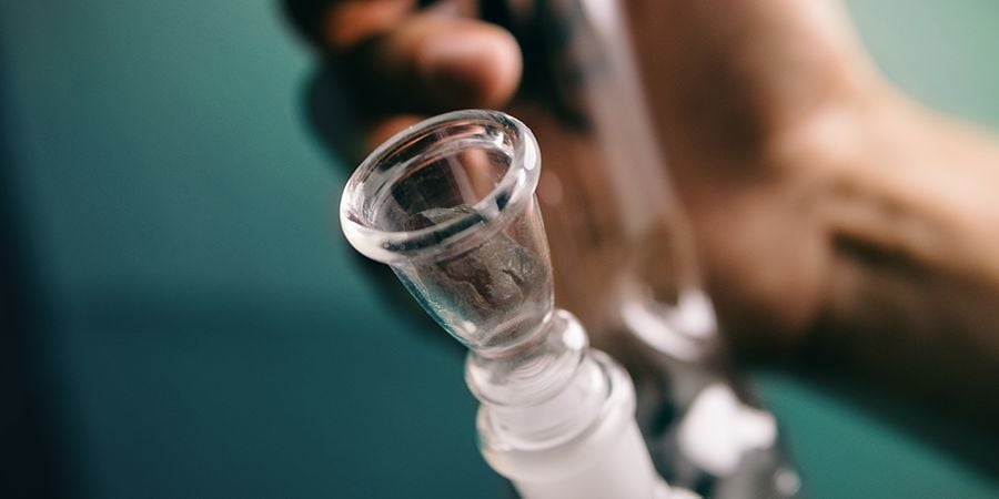 Hasj Roken Met Een Pijp Of Bong