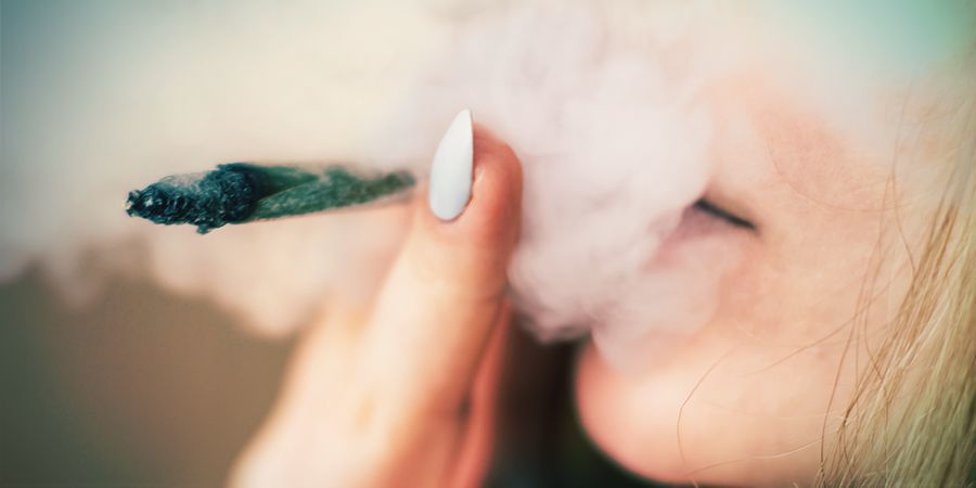 Hasj Roken Met Een Spliff Of Joint