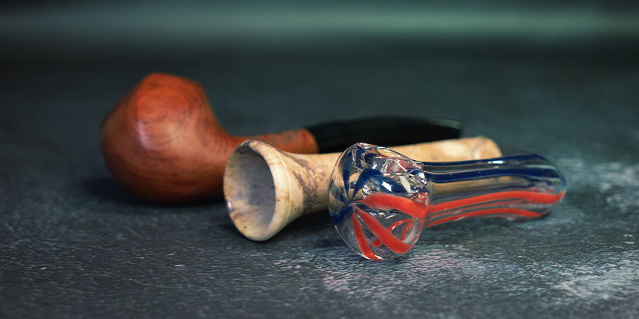 VERSCHILLENDE SOORTEN CANNABISPIJPEN: METAAL, GLAS, HOUT, SPEKSTEEN
