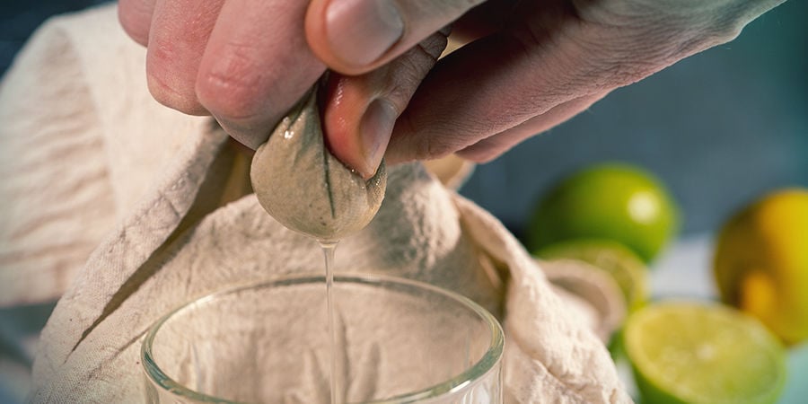 Lemon Tek-instructies: Filtreer Het Sap Door Het Filtreerpapier Of Een Kaasdoek