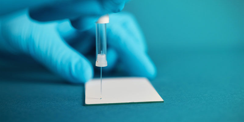 Alpha-Cat Mini Testkit: Het vloeibare monster op het testplaatje druppelen