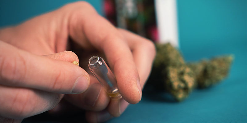 EZ Test THC: Voeg een kleine hoeveelheid van je materiaal toe