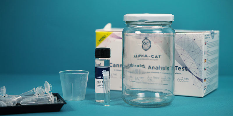 Testen met de Alpha-Cat Mini Cannabinoïde Testkit