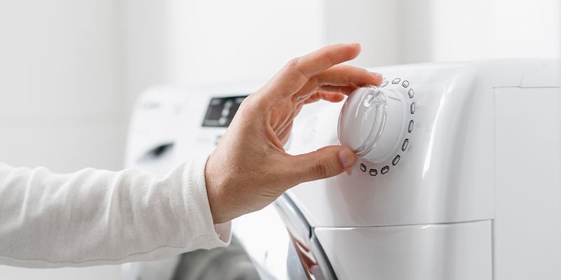 Indien nodig, kun je ze nu in de wasmachine wassen om ze helemaal te reinigen. Kies voor een handwasprogramma en wees voorzichtig