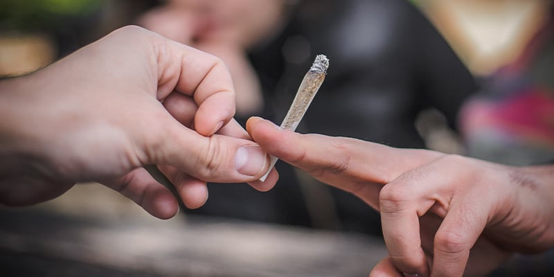 Het verschil tussen het roken van een joint en een sigaret