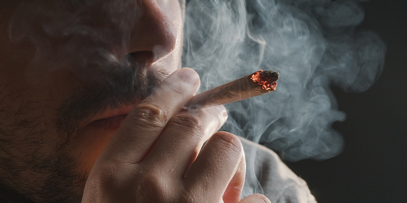 Hoe werkt het inhaleren van wiet?