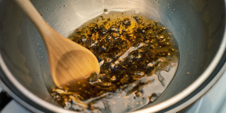 Verwarm het mengsel van wiet en kokosolie au bain-marie