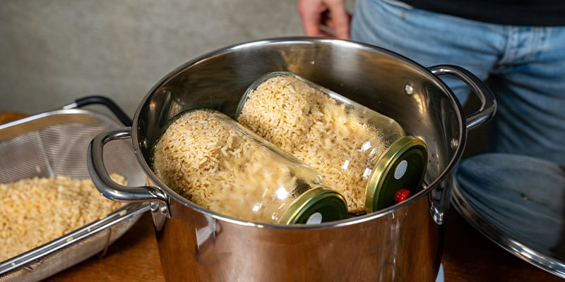 Zet de potten op een stalen rooster in een snelkookpan