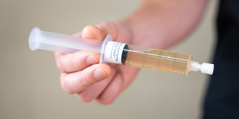 Schud de liquid culture spuit om het mycelium gelijkmatig te verdelen