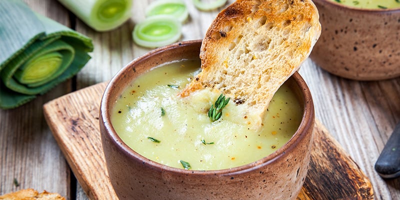 Voorgerecht: aardappel en preisoep met een groen tintje