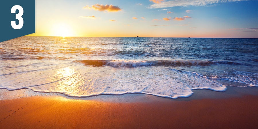 Geniet van een zonsondergang op het strand