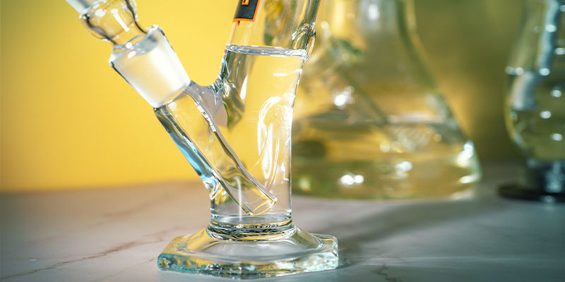 Waarom zit er water in een bong?