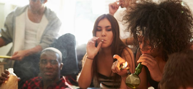 Cannabis roken bong met vrienden