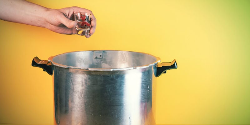 Paddo-Sporenspuit: Begin met het steriliseren van het water in het borrelglas of schaaltje