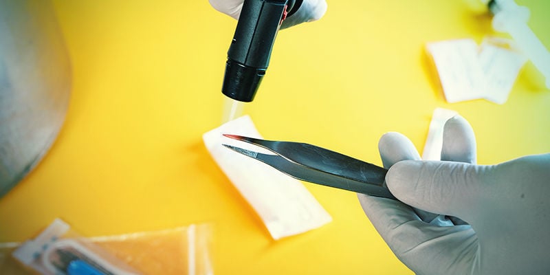 Paddo-Sporenspuit: Steriliseer je pincet en scalpel boven een vlam