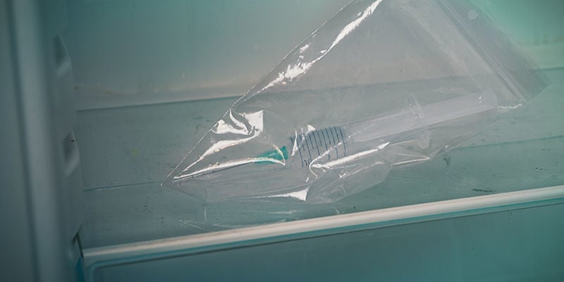 Paddo-Sporenspuit: Je kunt de sporenspuiten vervolgens in een luchtdicht hersluitbaar zakje stoppen en in de koelkast bewaren