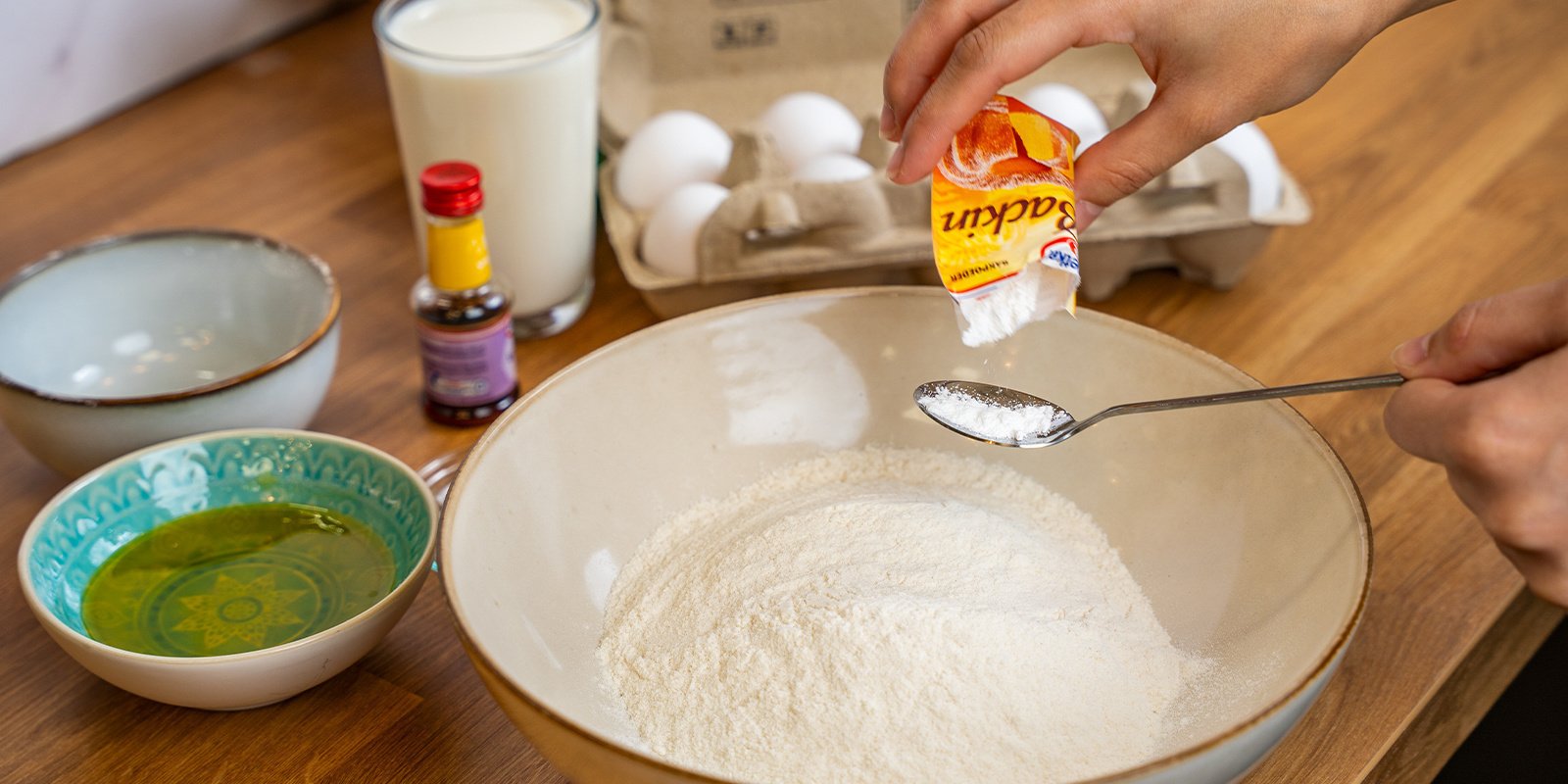 Meng de droge ingrediënten (bloem, bakpoeder, suiker en zout) in een kom