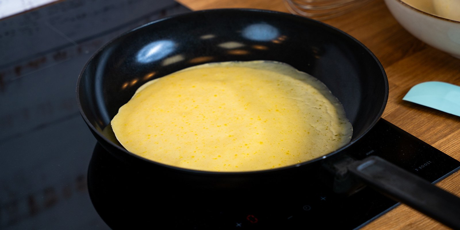 Schep met de soeplepel beslag in de pan