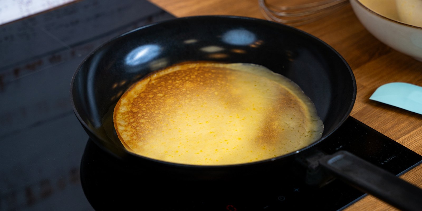 Draai de pannenkoeken om zodra er belletjes ontstaan
