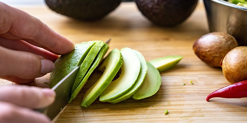 Begin Met Het Verwijderen Van De Schil En Pit Van De Avocado'S En Snijd Ze In Plakjes Begin Met Het Verwijderen Van De Schil En Pit Van De Avocado'S En Snijd Ze In Plakjes
