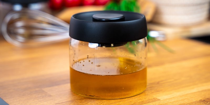 Trek je keukenschort aan