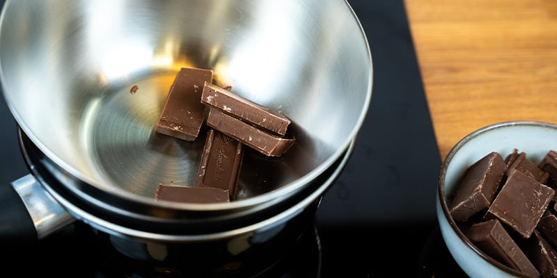 Breek de chocolade in kleine stukjes