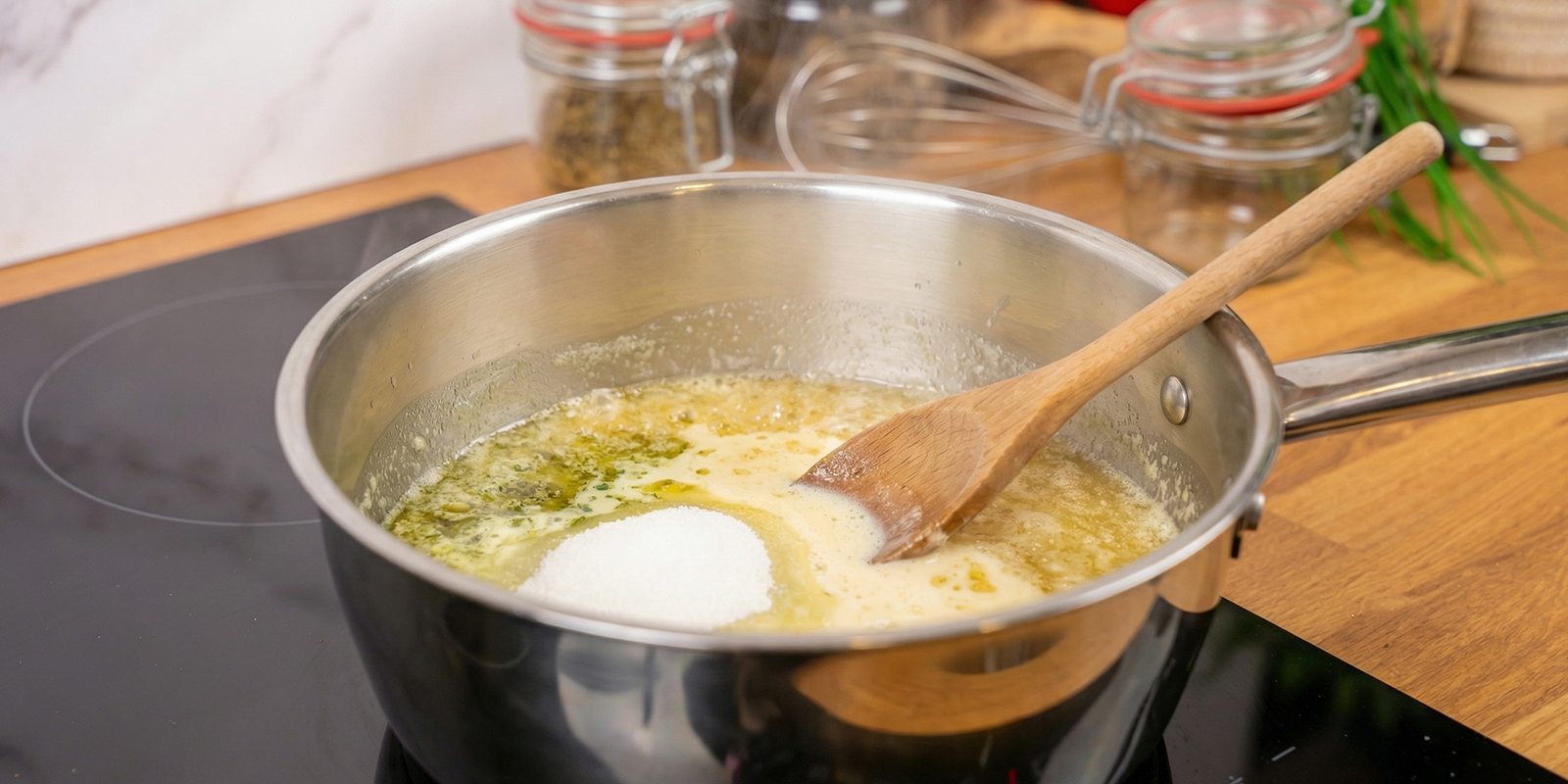 Boter, suiker en melk smelten