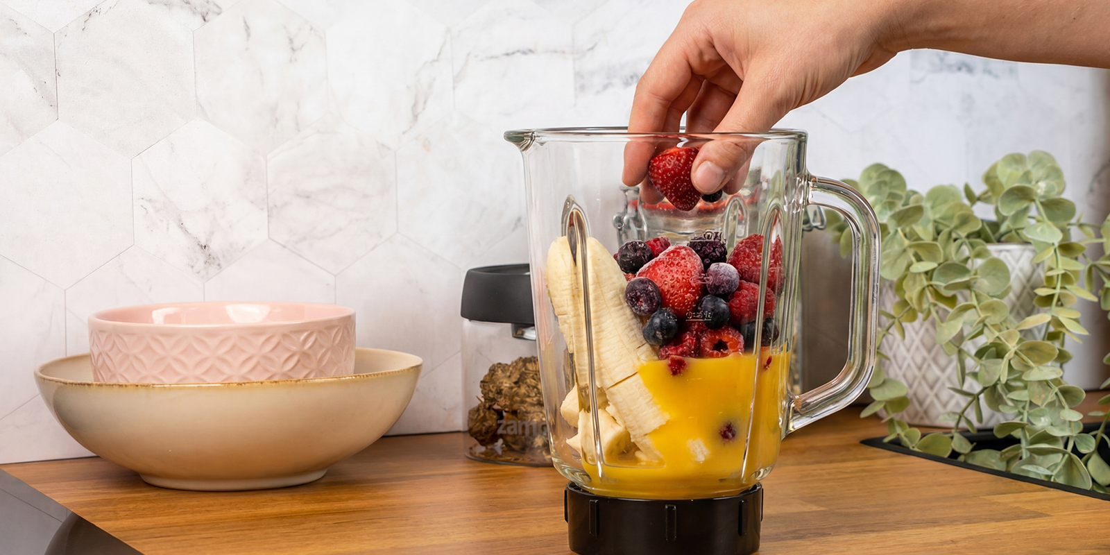 Voeg het fruit toe aan de blender