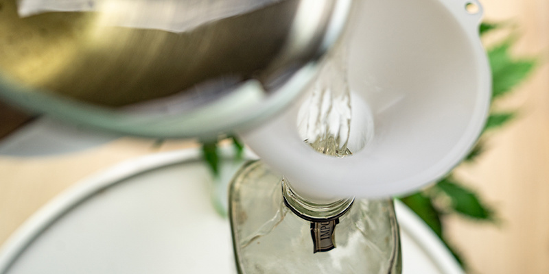 Nu is je met cannabis verrijkte gin klaar.