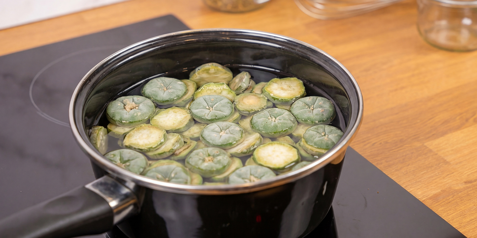 Doe de plakjes met water in de pan