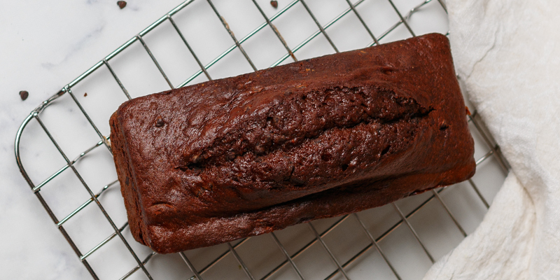 Haal de bakvorm uit de oven en laat hem ongeveer 10 minuten afkoelen. 
