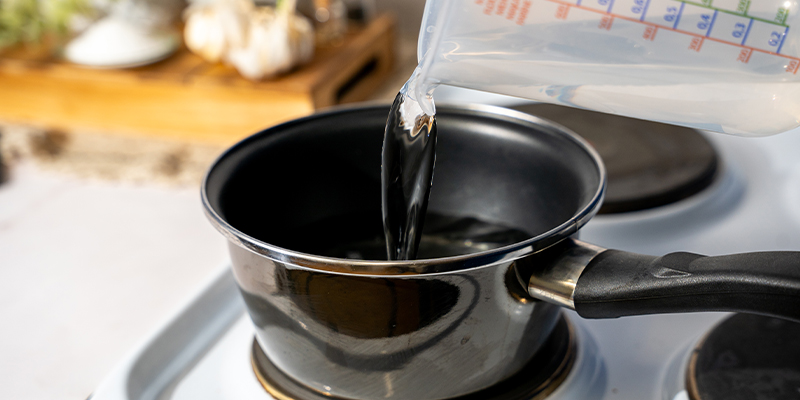 Giet 500ml water in een pan en zet die op het vuur.