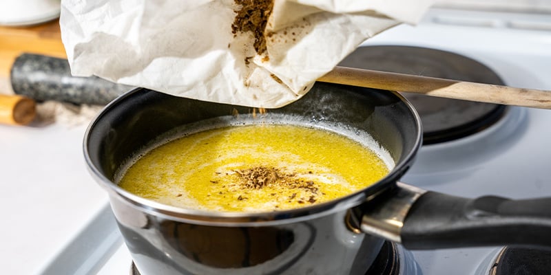 Voeg vervolgens de hasj toe en roer het erdoor.