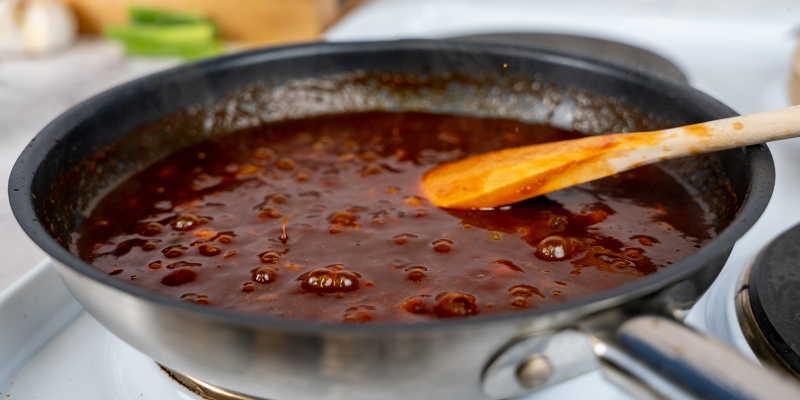 Zet De Crockpot Nu Op De Medium Stand, Zodat Het Mengsel Licht Aan De Kook Raakt