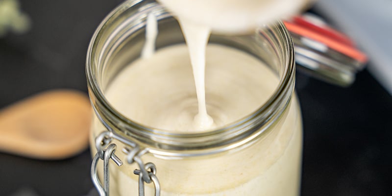 Doe je met hasj verrijkte yoghurt in een potje, bakje of kommetje en laat het in de koelkast afkoelen.