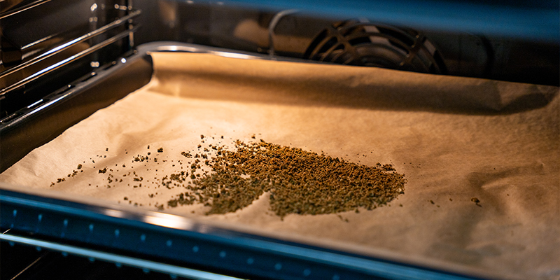 Vermaal Je Cannabis Toppen Tot Een Gemiddelde Consistentie, Spreid Uit Op Een Beklede Bakplaat En Laat Het 30-45 Minuten In De Oven Decarboxyleren