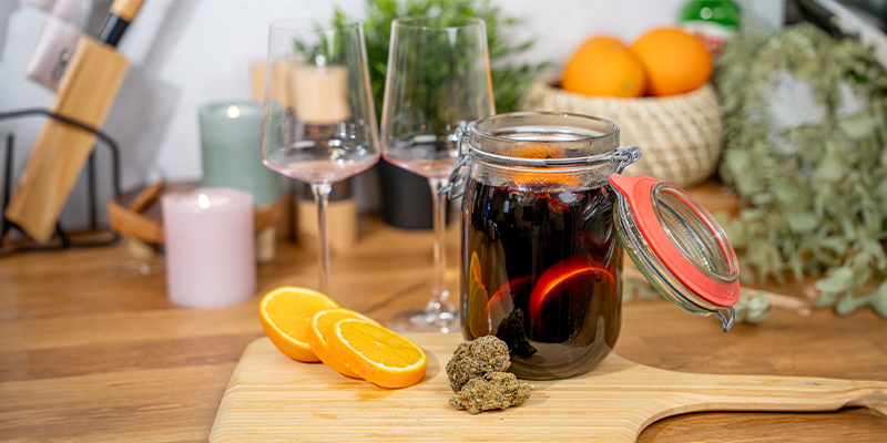 Je Kunt De Glühwein Direct Serveren Door Je Whiskey, Rum Of Schnaps Ongeveer 5-10 Minuten Voor Het Serveren Toe Te Voegen