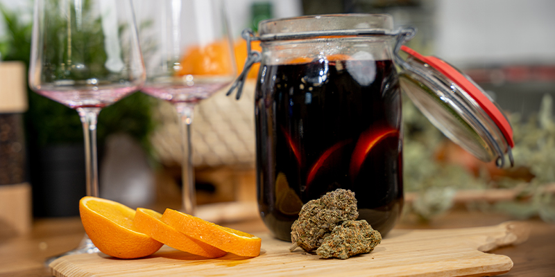 Om Je Glühwein Opnieuw Op Te Warmen, Giet Je Het In Een Grote Pan En Verwarm Je Het Tot Het Heet Is