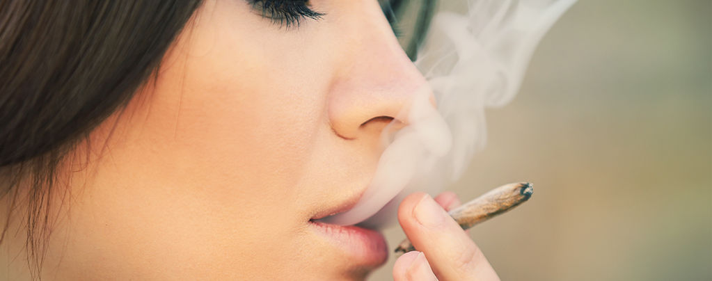 Vrouwen Die Cannabis Roken