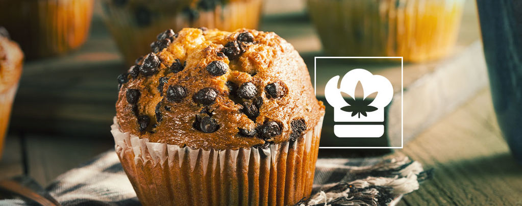 Het maken van chocolate chip muffins met cannabis 